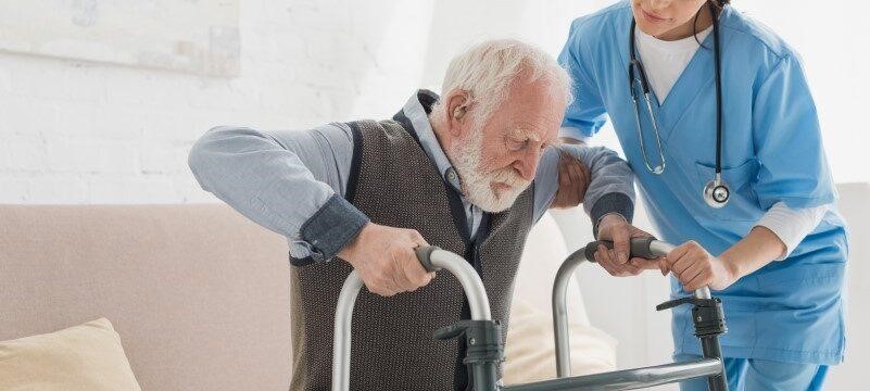 Ходунки и трости: что выбрать для взрослых при реабилитации